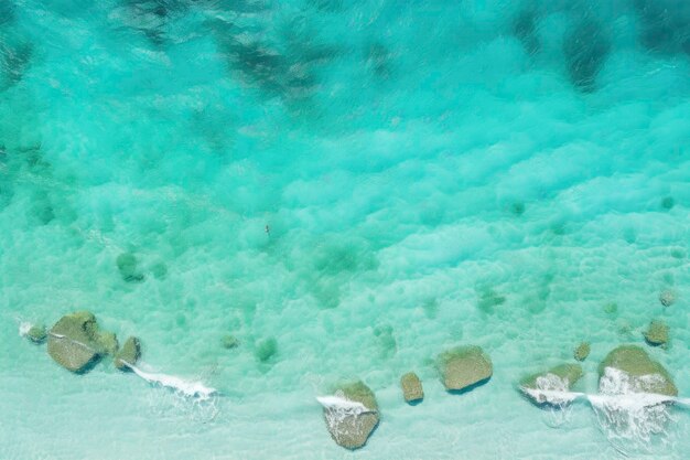 Linda praia paradisíaca com águas azuis cristalinas e resort de areia fofa