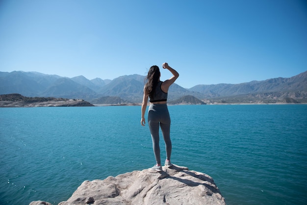 linda, relaxada, jovem em um lago de montanha