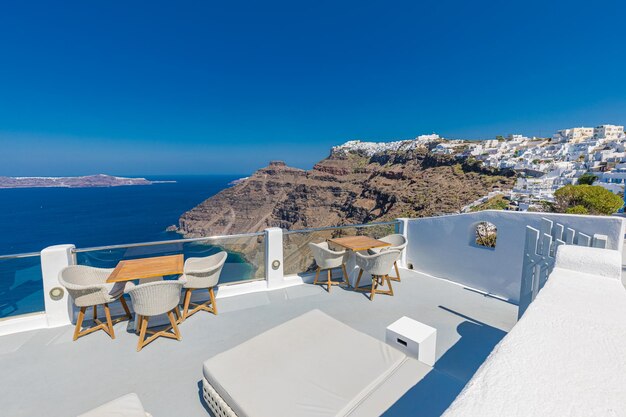 Linda rua cênica ilha de Santorini Grécia Céu azul ensolarado vista para o mar caldeira Viagem férias