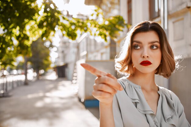 Linda rubia al aire libre caminar emoción gesto de la mano