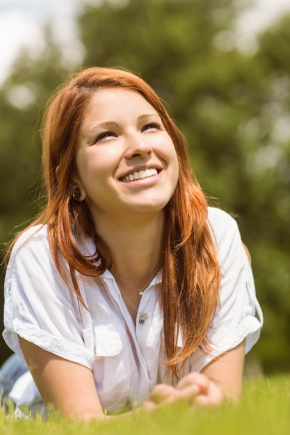 Linda ruiva feliz e deitada