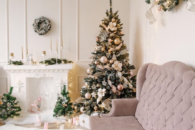 Linda sala de estar com lareira e árvore de Natal decoração de Natal