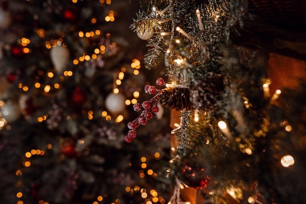 Linda sala decorada de férias com árvore de Natal e presentes sob ela Conceito de Feliz Natal Ano Novo fundo de férias