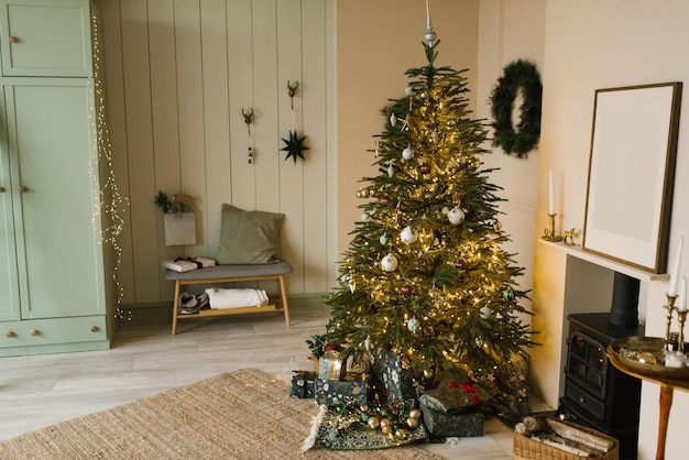 Linda sala festivamente decorada para o Natal com uma árvore de Natal com presentes debaixo dela