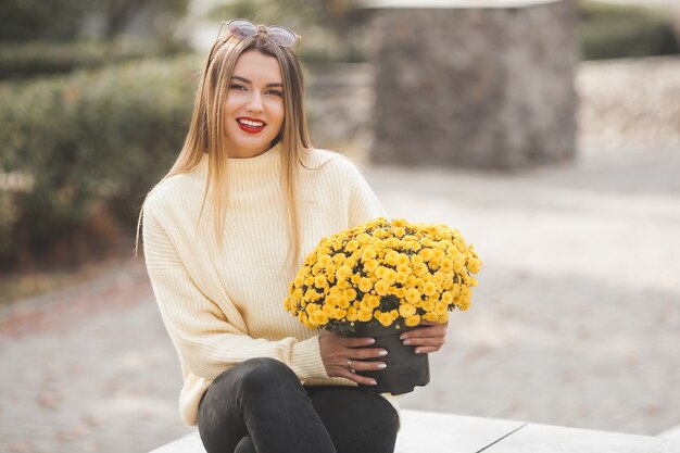 Linda senhora com flores amarelas