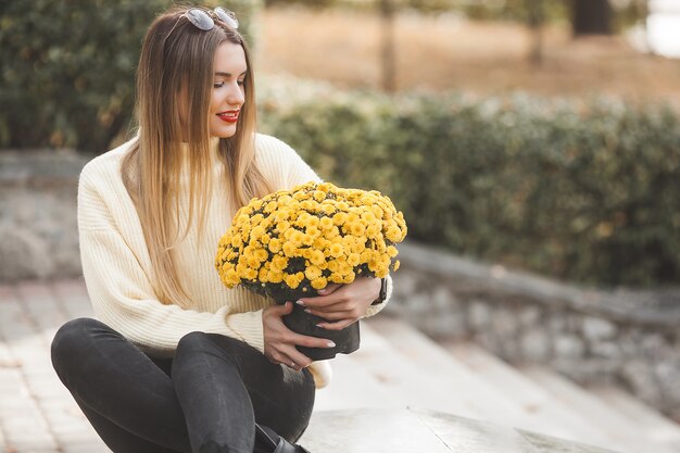 Linda senhora com flores amarelas