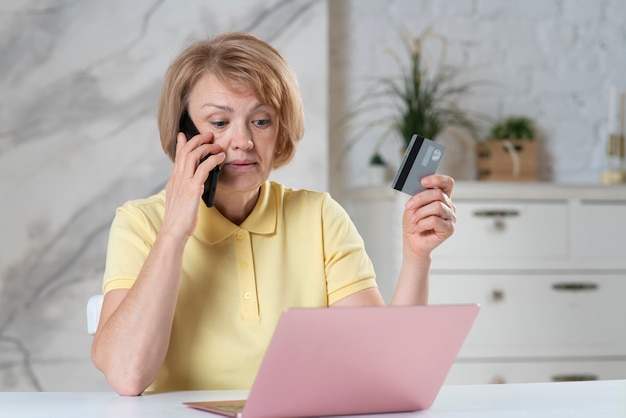 Linda senhora idosa aposentada sênior espantada chocada surpresa senhora falando no celular