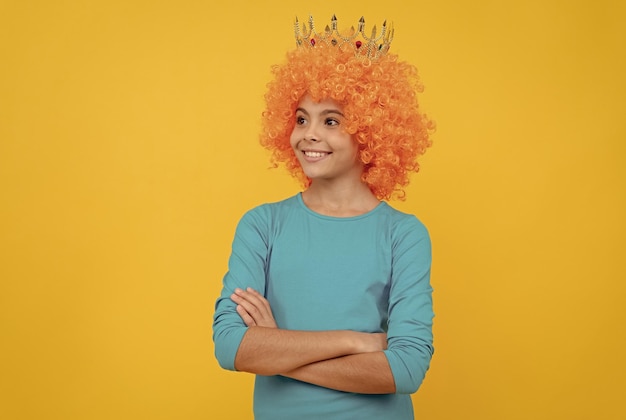 Linda sonrisa imagínese una princesa niña divertida en diadema egoísta jovencita en tiara