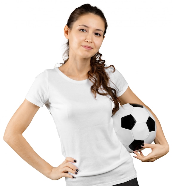 Linda sorridente adolescente com bola de futebol