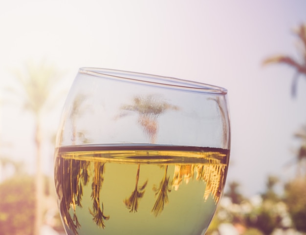 Linda taça de vinho no fundo da piscina