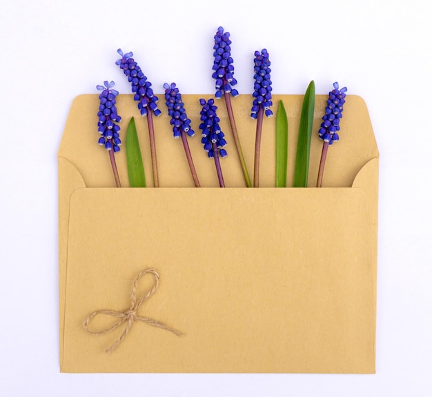 Linda tarjeta de felicitación romántica con un ramo de flores azules