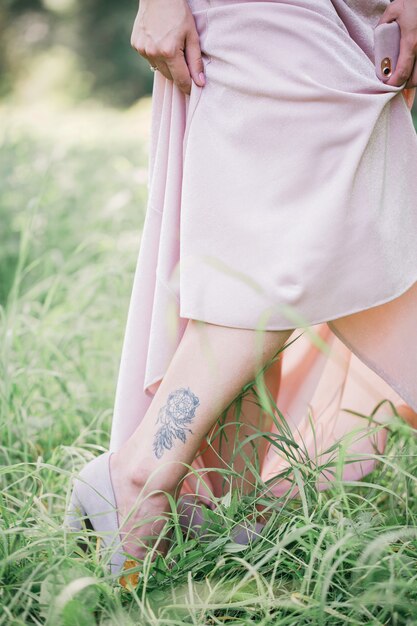 Linda tatuagem em forma de apanhador de sonhos na perna de uma mulher