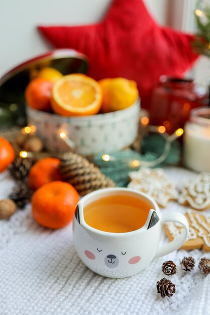 Linda taza de té en la acogedora foto de decoración de Año Nuevo