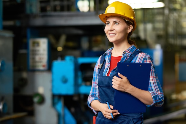 Linda técnica con portapapeles