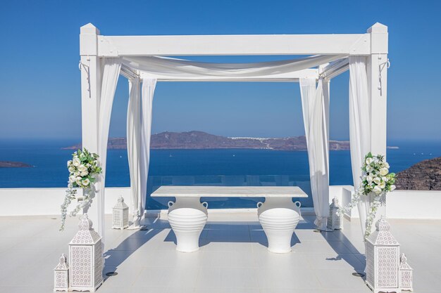 Linda tenda de casamento na ilha de Santorini Destino casamento decoração branca cênica vista para o mar