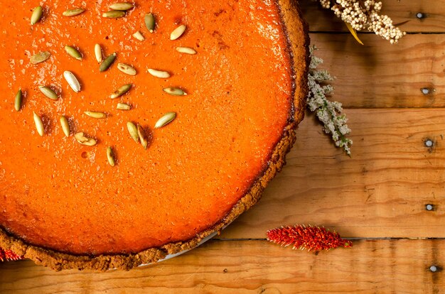 Linda torta de abóbora na mesa de madeira