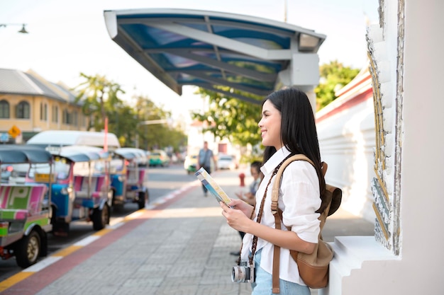 Linda turista em turismo de férias e explorando a cidade de Bangkok Férias na Tailândia e conceito de viagem