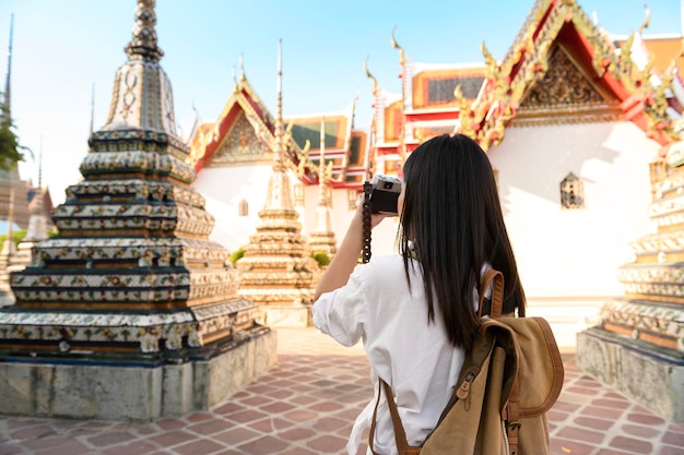 Linda turista em turismo de férias e explorando a cidade de Bangkok, Tailândia