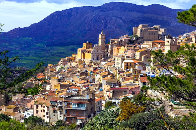 Linda vila medieval na montanha caccamo, na sicília, itália