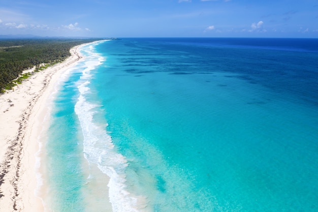 Linda vista aérea da praia