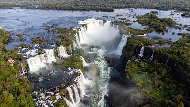 Linda vista aérea das Cataratas do Iguaçu a partir de um helicóptero, uma das Sete Maravilhas Naturais do Mundo. Foz do Iguaçu, Paraná, Brasil