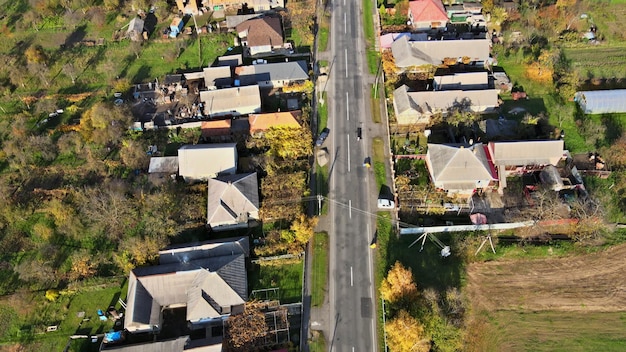 Linda vista aérea panorâmica da vila com campos de altura no outono