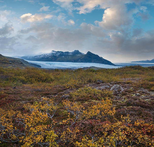 Linda vista de outono do Muagljufur Canyon até a geleira Fjallsarlon com a lagoa de gelo Breidarlon Islândia Não muito longe da Ring Road e no extremo sul da calota polar Vatnajokull e do vulcão Oraefajokull