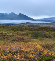 Foto linda vista de outono do mulagljufur canyon até a geleira fjallsarlon com a lagoa de gelo breidarlon islândia não muito longe da ring road e no extremo sul da calota polar vatnajokull e do vulcão oraefajokull