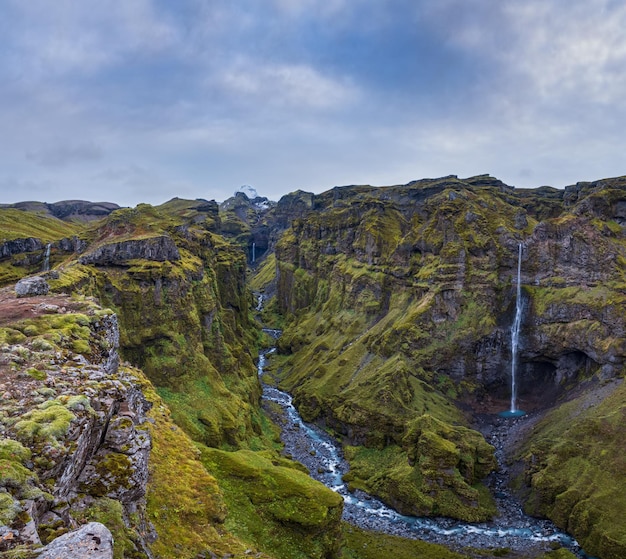 Linda vista de outono do Mulagljufur Canyon até a geleira Fjallsarlon com a lagoa de gelo Breidarlon Islândia Não muito longe da Ring Road e no extremo sul da calota polar Vatnajokull e do vulcão Oraefajokull