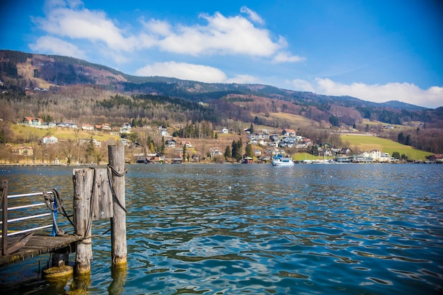 Linda vista de primavera do lago Mondsee, na parte superior austríaca de Salzkammergut, Áustria