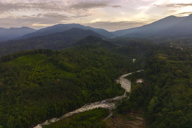 Linda vista matinal da Indonésia Foto aérea do rio entre montanhas e florestas tropicais