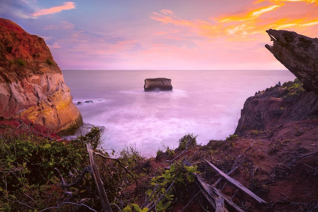 Linda vista matinal no panorama da praia da Indonésia à tarde quando o sol está se pondo