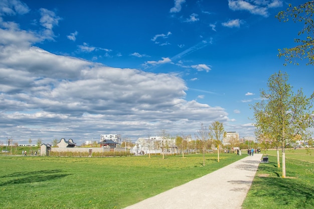 Linda vista no céu azul do parque com nuvens dia ensolarado de verão na natureza Ingolstadt