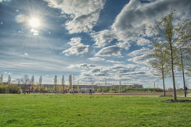 Linda vista no céu azul do parque com nuvens dia ensolarado de verão na natureza Ingolstadt