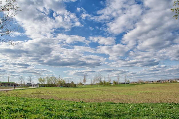 Linda vista no céu azul do parque com nuvens dia ensolarado de verão na natureza Ingolstadt