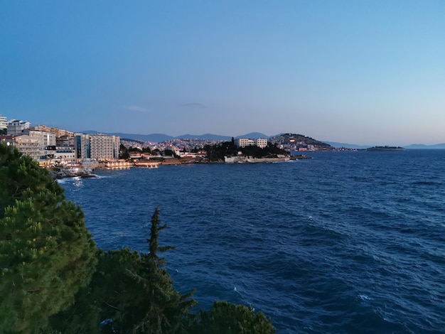 Linda vista noturna do horizonte da cidade. Kusadasi, Turquia