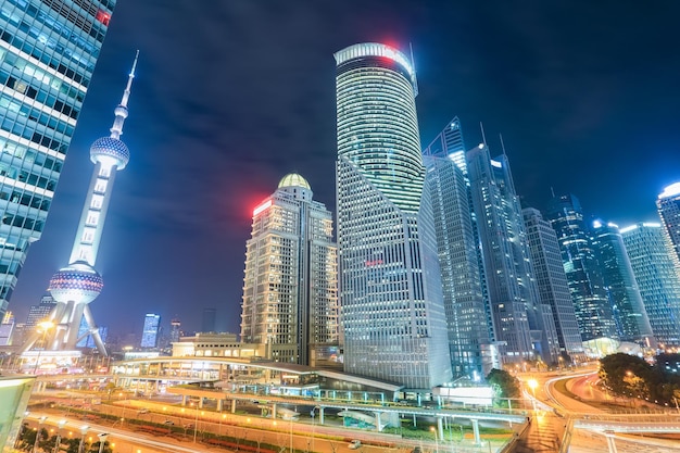 Linda vista noturna na cidade moderna de sonho de xangai ChinaxA