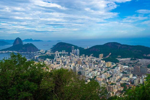 Linda vista panorâmica do Pão de Açúcar e da Baía de Botafogo