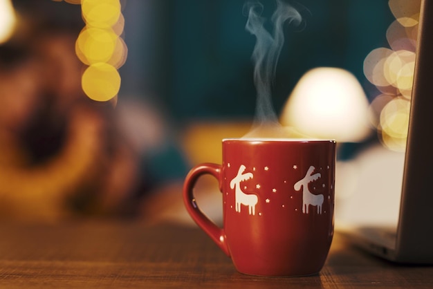 Linda xícara de natal com café quente