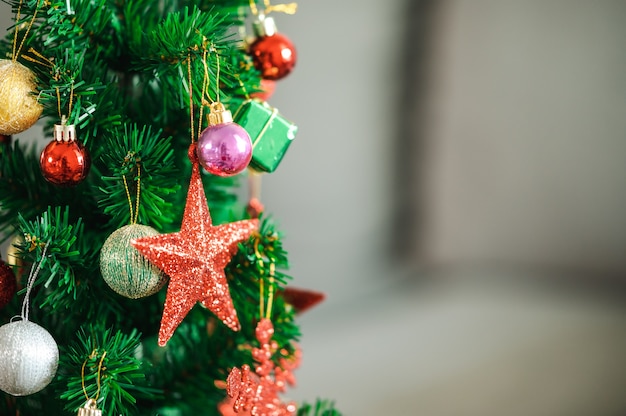 Lindamente decorado com natal bokeh de fundo interior da casa com uma árvore de natal