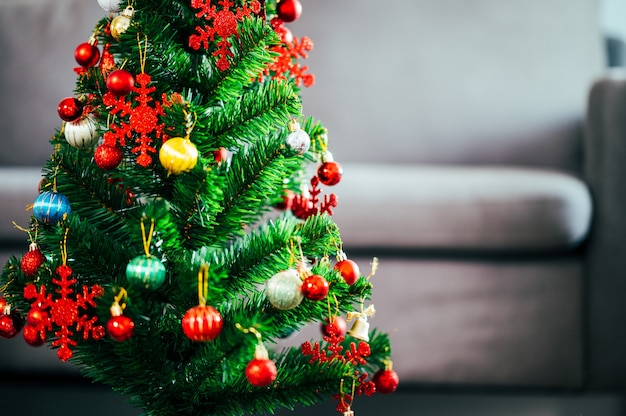 Lindamente decorado com Natal bokeh de fundo Interior da casa com uma árvore de Natal