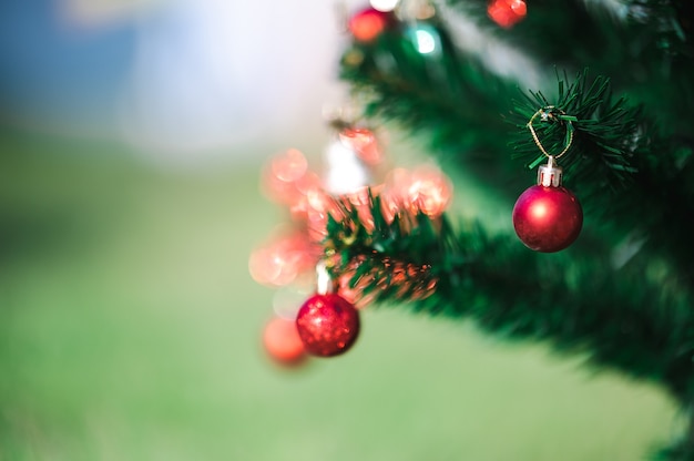 Lindamente decorado com Natal bokeh de fundo Interior da casa com uma árvore de Natal