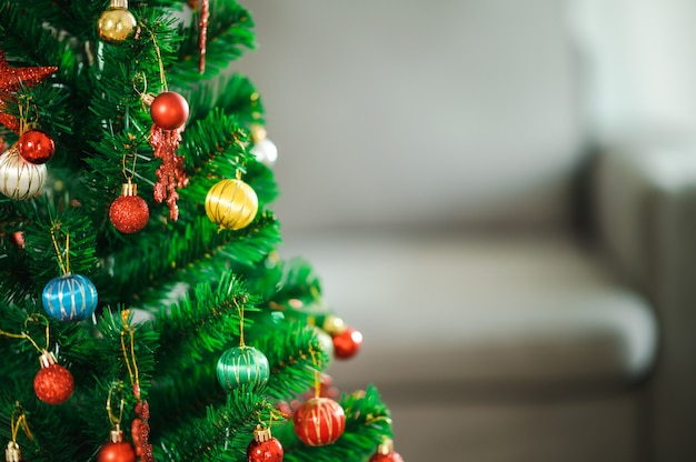 Lindamente decorado com Natal bokeh de fundo Interior da casa com uma árvore de Natal