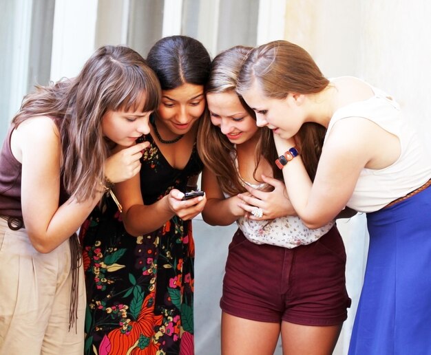 Lindas alunas procurando mensagem no celular