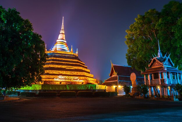 Foto lindas as luzes do parque em phra chedi luang no templo wat ratchaburana é um templo budista em phitsanulokthailand no crepúsculo natural à noite