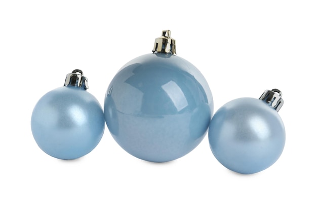 Lindas bolas de Natal azuis claras sobre fundo branco