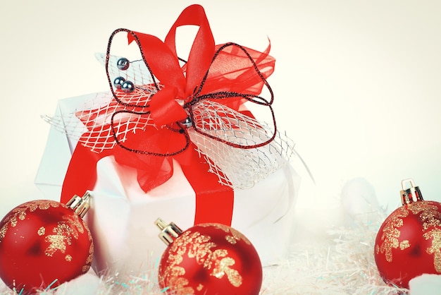 Lindas bolas de Natal e decorações em um fundo claro