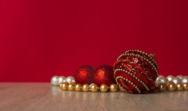 Lindas bolas vermelhas e miçangas. Decorações festivas. fundo de natal