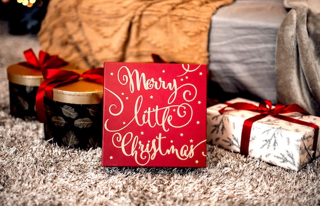 Lindas caixas de presente de natal no chão perto da árvore de natal na sala