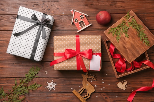 Lindas caixas de presente e decoração de Natal em fundo de madeira, vista superior